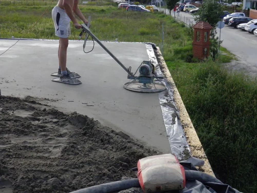 Ile dni podlewać beton, aby uniknąć pęknięć i uszkodzeń?