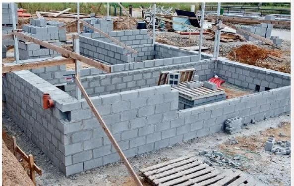 Jaki cement do murowania bloczków fundamentowych, aby uniknąć błędów?