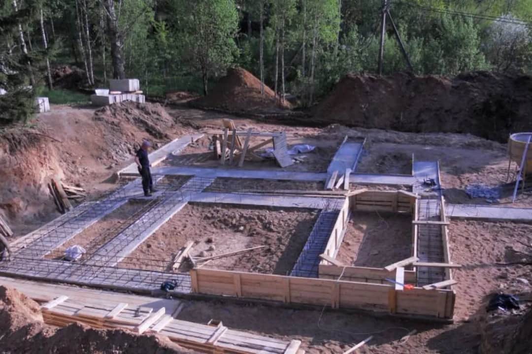 Czym wykończyć fundament domu? Najlepsze materiały i porady