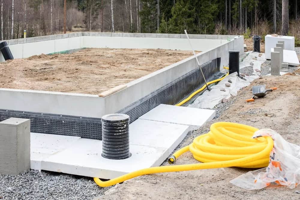 Jak osuszyć fundamenty skutecznie i uniknąć kosztownych napraw