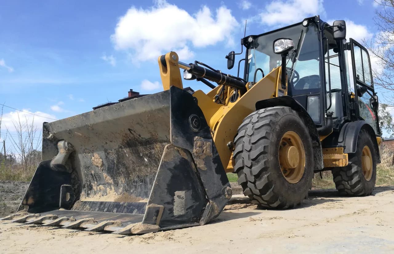 Ile zarabia operator koparki na godzinę? Zaskakujące różnice w Polsce