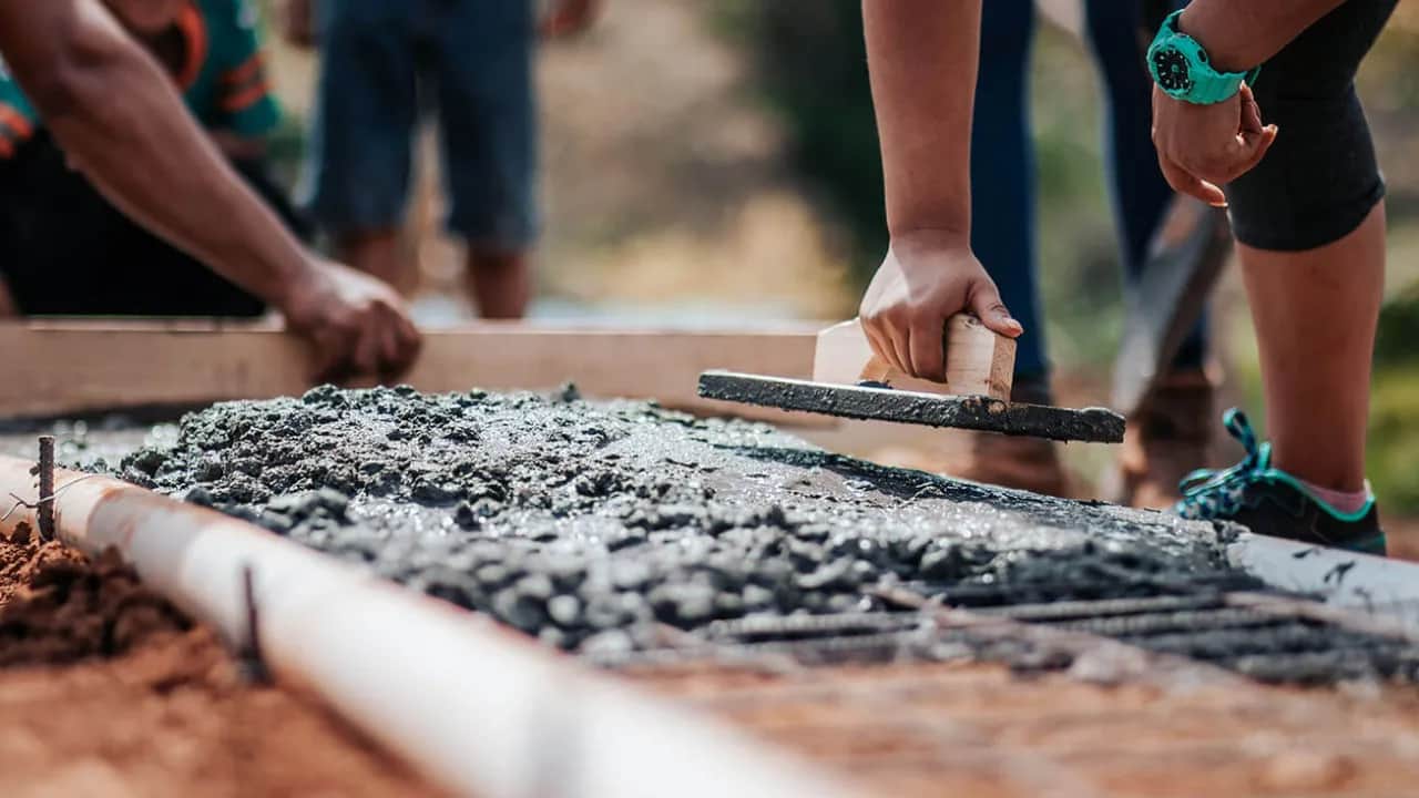 Ile waży beton? Odkryj różnice w wagach różnych typów betonu