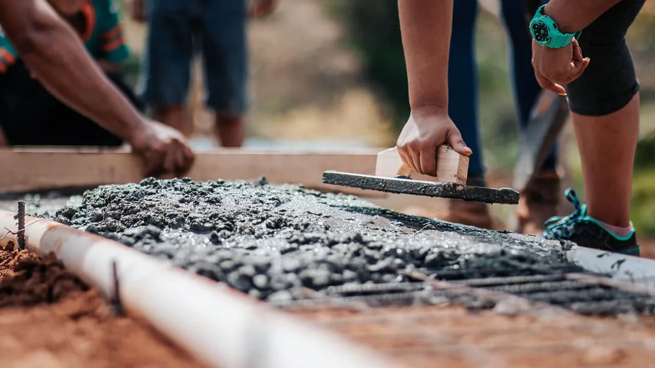 Ile waży beton? Odkryj różnice w wagach różnych typów betonu