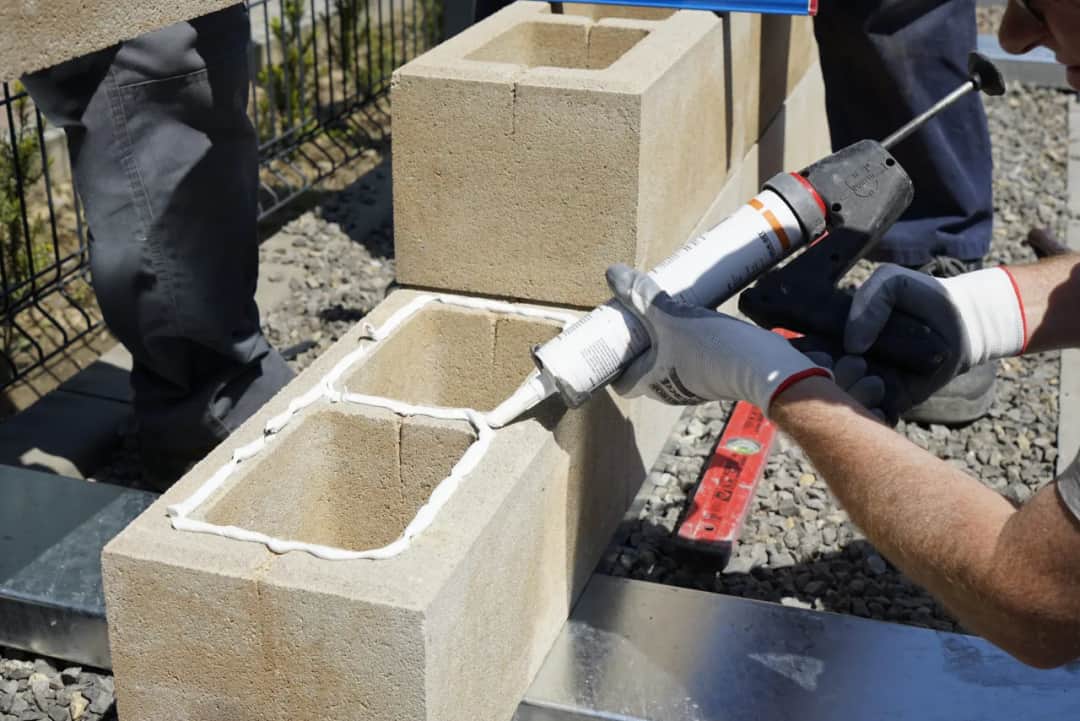 Jaki beton do zalewania bloczków ogrodzeniowych, aby uniknąć błędów?