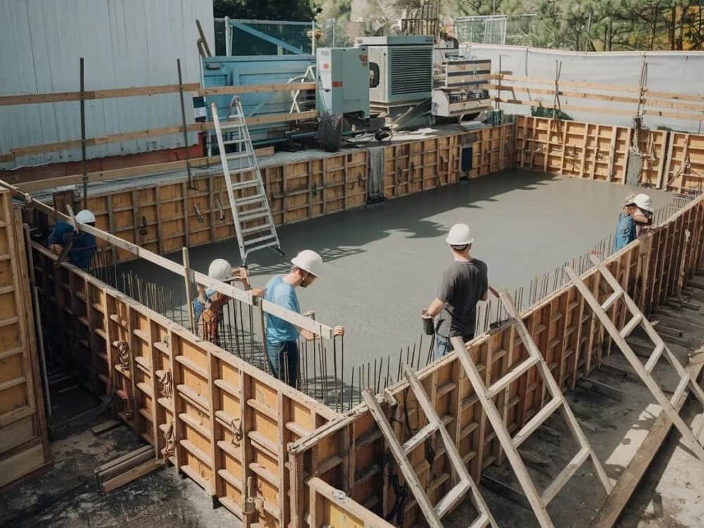 Jak długo trzymać beton w szalunku, aby uniknąć problemów z trwałością