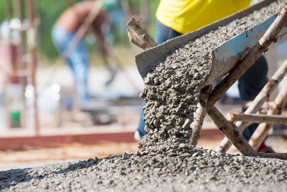 Ile cementu na 1 m3 betonu? Kluczowe informacje i obliczenia