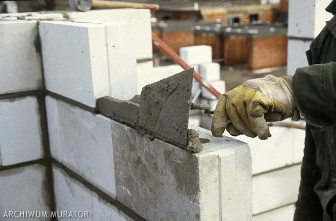 Ile cementu do zaprawy murarskiej? Odpowiednie proporcje dla sukcesu